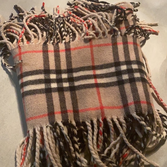 Burberry fringes cashmere scarf EUC. Size 42in long 7in wide pristine condition - Picture 5 of 10